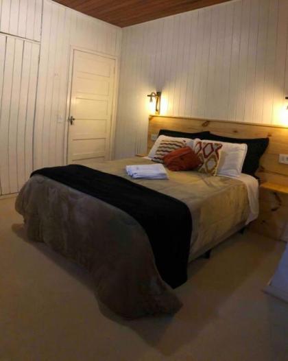 Lindo chalé em meio a natureza ao lado do centro - image 26